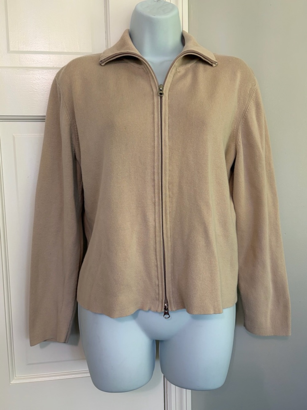 Women's Lightweight Zip-Up Utility Jacket in Beige - Picture 3 of 5